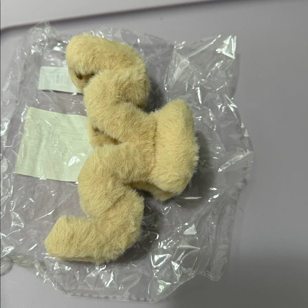 NEW ❤️‍🔥 TAN PLUSH HAIR CLIP NWT XL SIZE